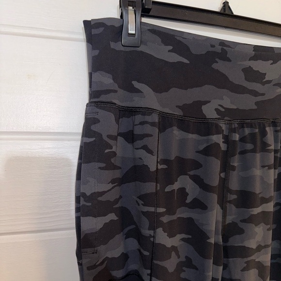 Athleta Salutation High Rise Camo Athletic Soft Jogger Powervita Fabric Sz L - Picture 6 of 11